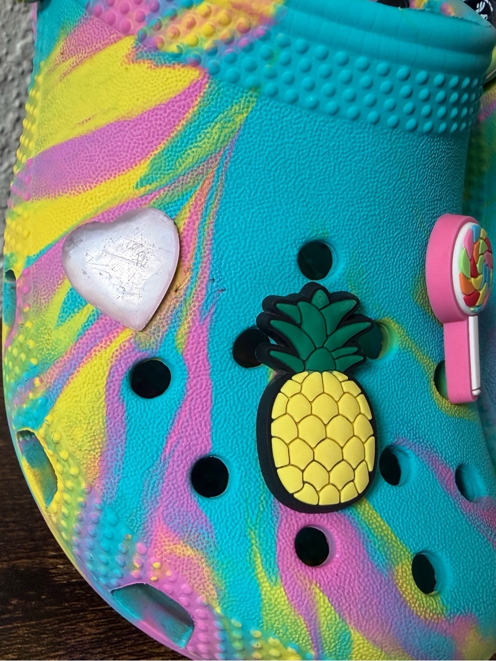 Crocs Girls 11 Classic Marbled Tie Dye Clogs Digital Aqua Multi Unique Charms - Picture 3 of 12